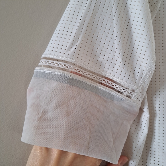 EUC Lululemon tee luxstreme with holes - Picture 4 of 4